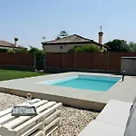 Casa Privada Con Jardin Barbacoa Y Piscina Privada Solo Familias Сasa de vacaciones *